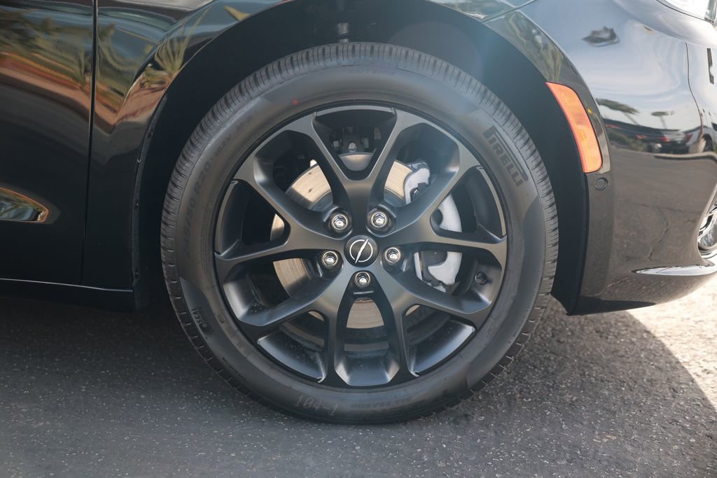 New 2026 Chrysler Pacifica Limited image 8