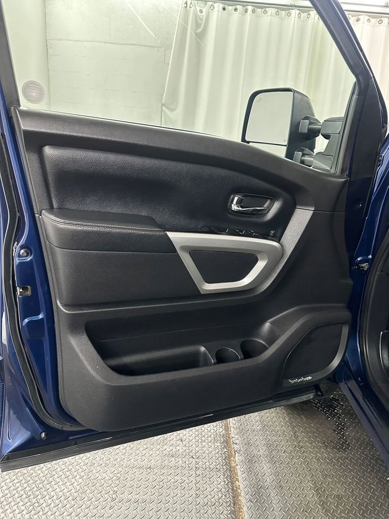 Used 2018 Nissan Titan S AWD/4WD image 9