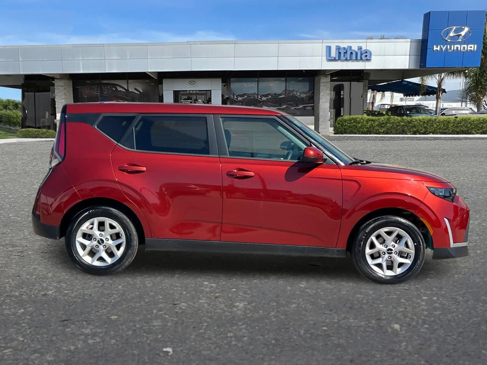 Used 2025 Kia Soul LX w/ LX Technology Package FWD image 9