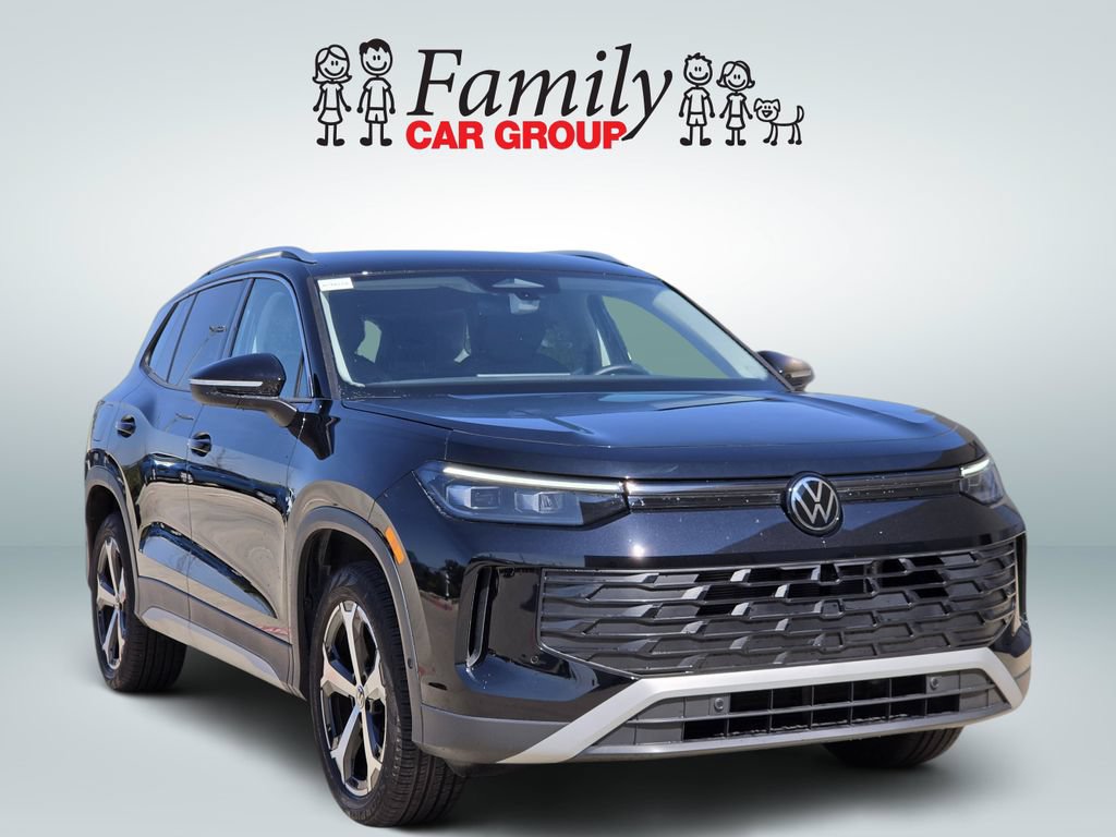 Used 2025 Volkswagen Tiguan SE AWD/4WD image 2