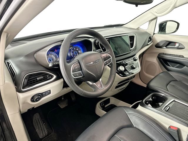 Used 2024 Chrysler Pacifica Touring-L image 19
