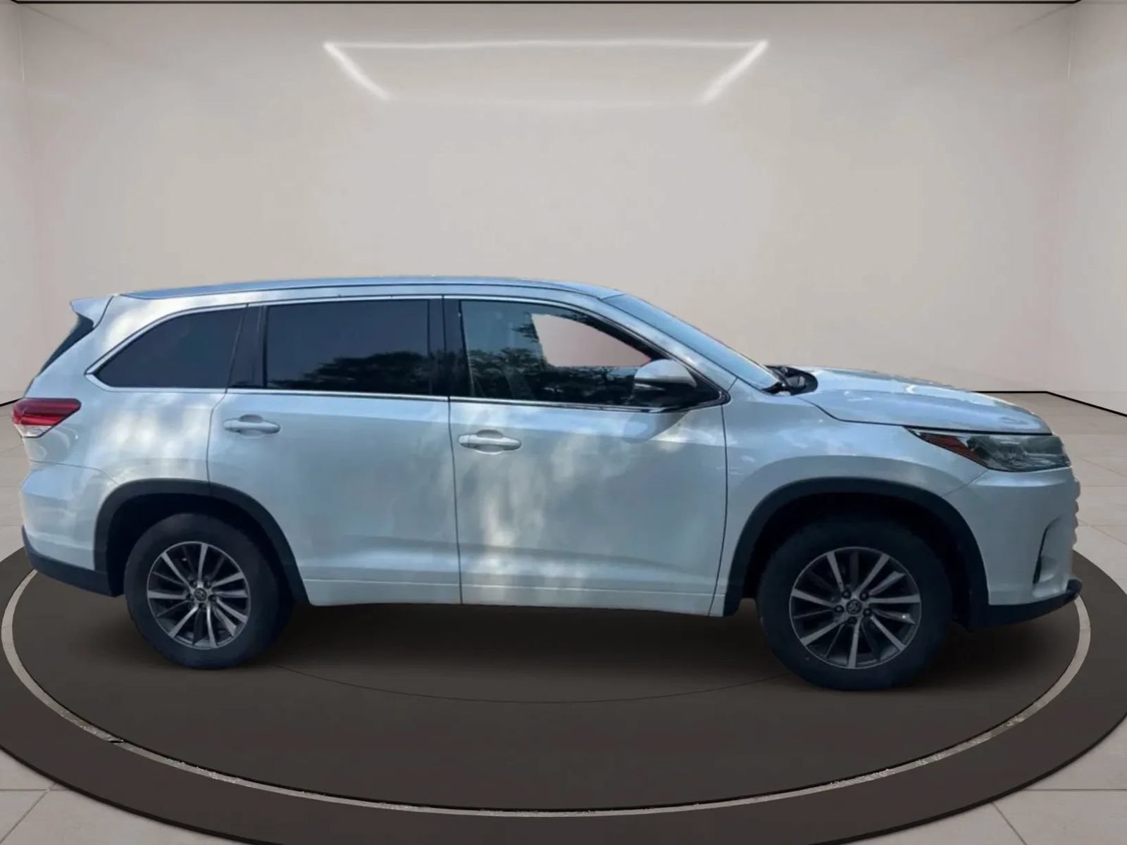 Used 2017 Toyota Highlander XLE FWD image 5