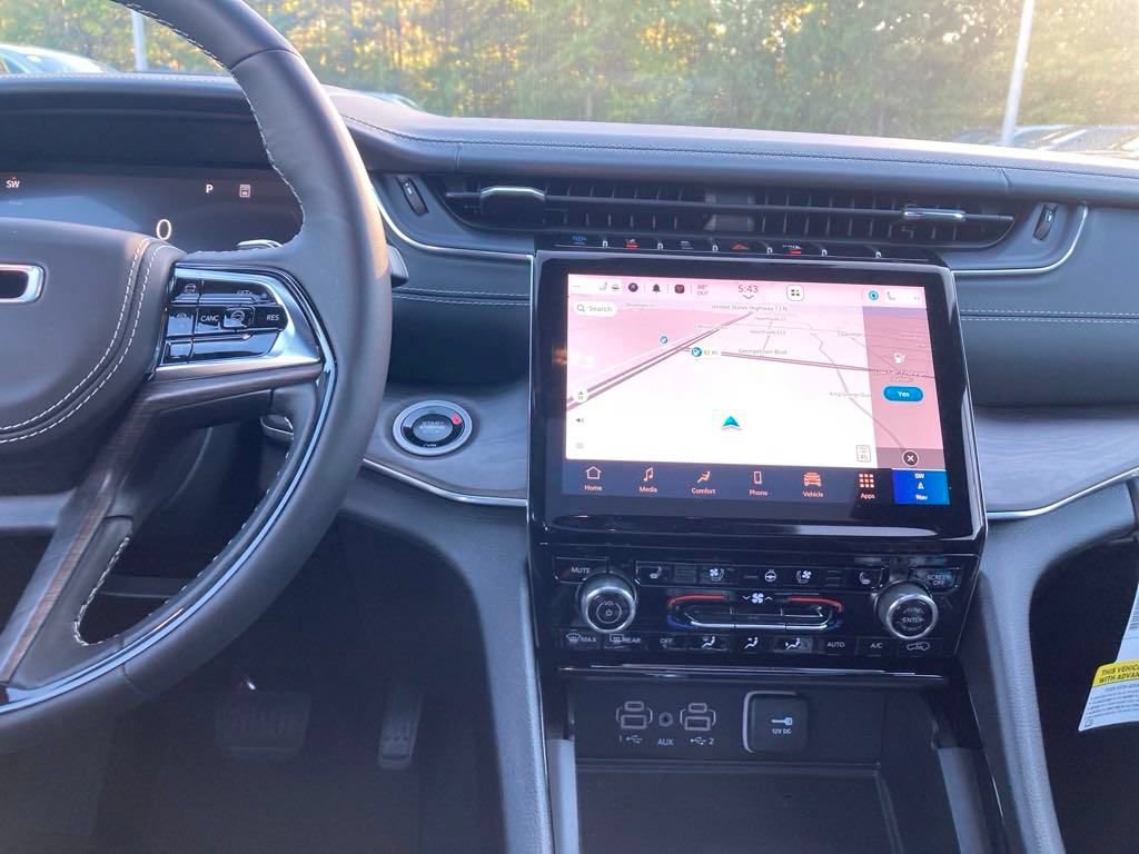 New 2024 Jeep Grand Cherokee Overland w/ Advanced Protech Group III AWD/4WD image 18