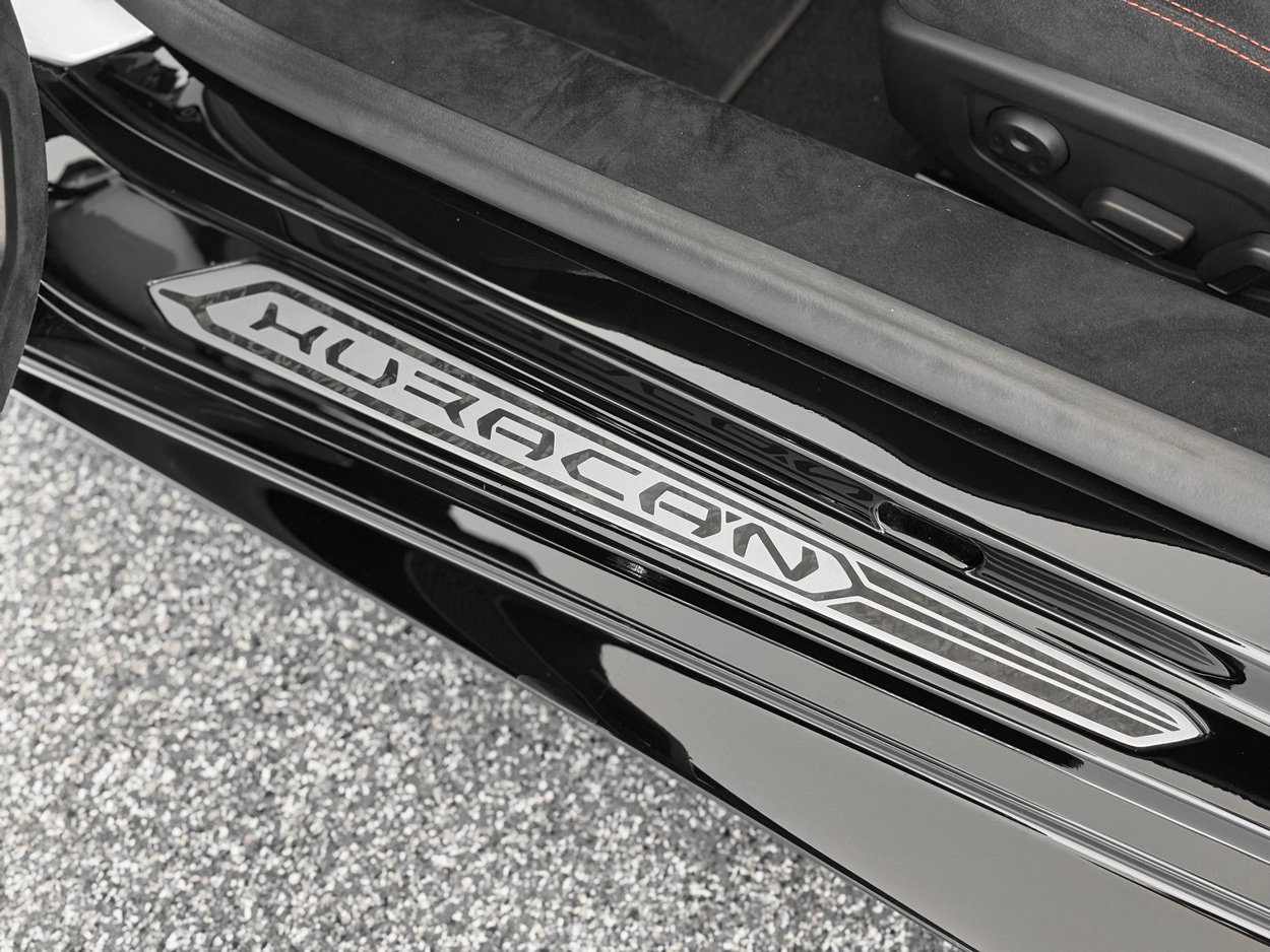 Used 2018 Lamborghini Huracan Performante AWD/4WD image 15