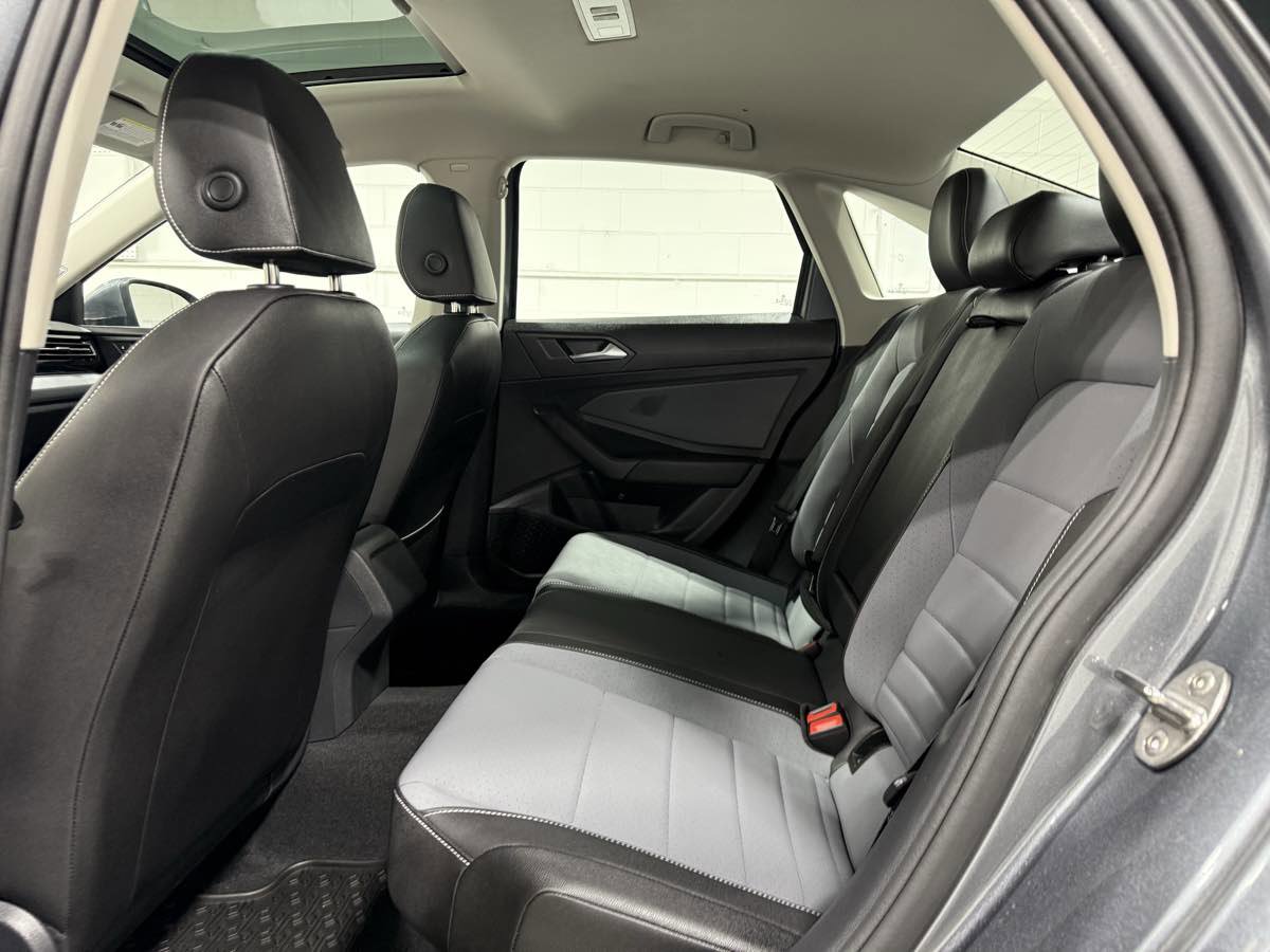 Used 2025 Volkswagen Jetta SE w/ Sunroof Package image 18