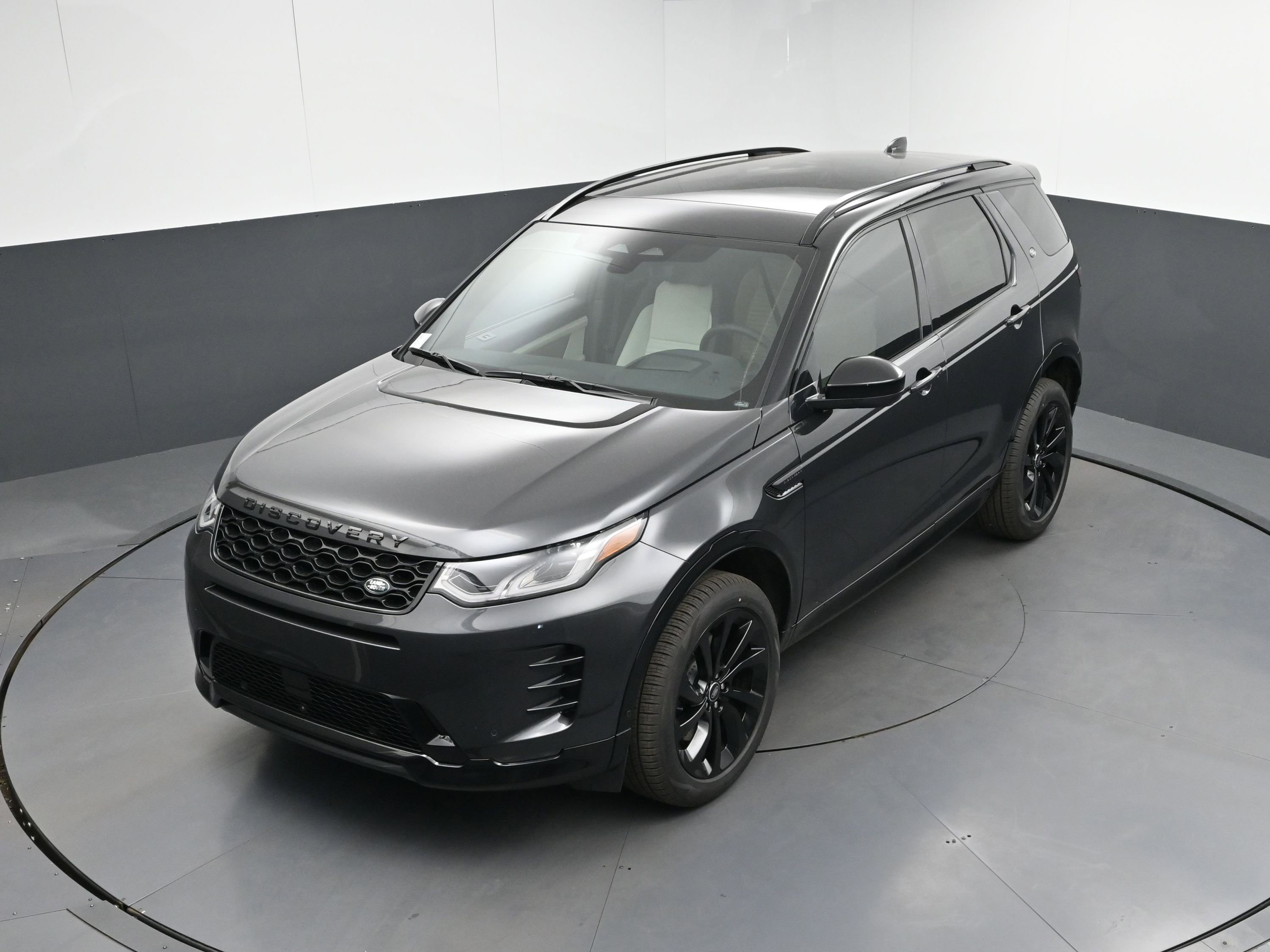 New 2025 Land Rover Discovery Sport Dynamic SE image 30