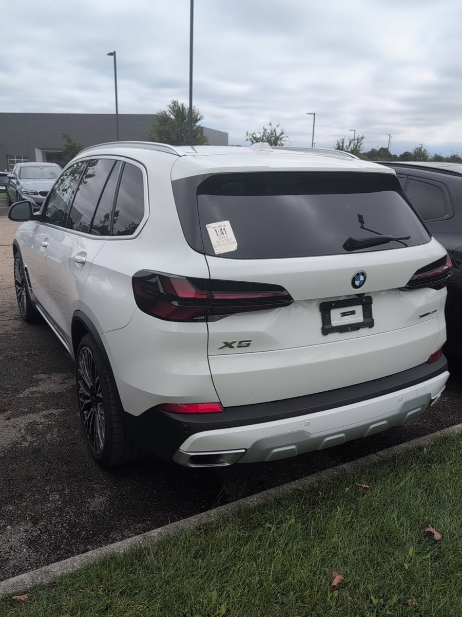 Used 2024 BMW X5 xDrive40i w/ Parking Assistance Package AWD/4WD image 2