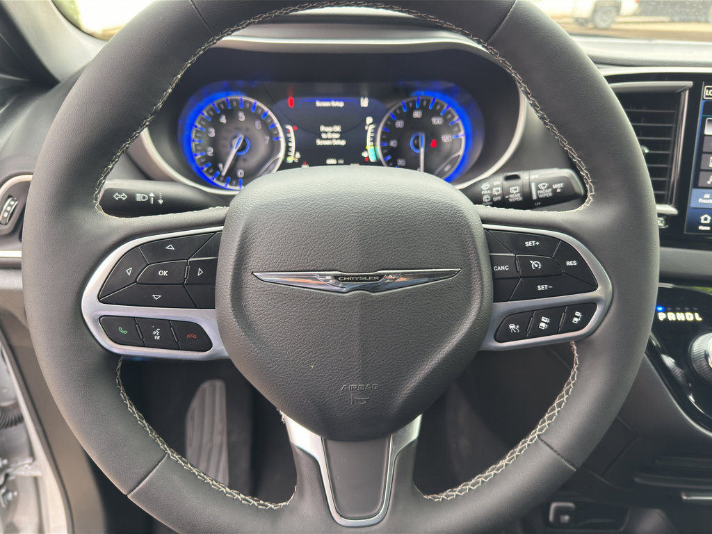 Used 2026 Chrysler Pacifica Select image 17