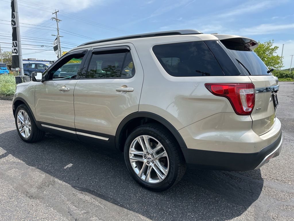 Used 2017 Ford Explorer XLT w/ Equipment Group 202A AWD/4WD image 4
