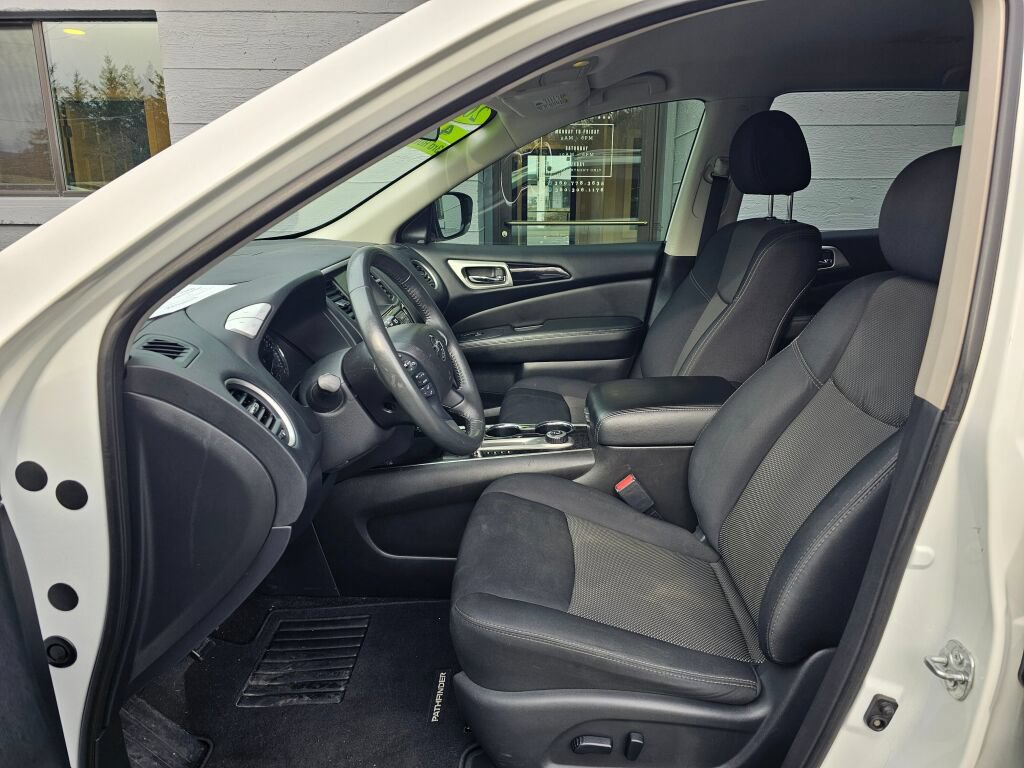 Used 2018 Nissan Pathfinder SV image 25