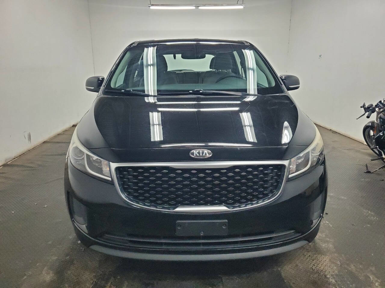 Used 2016 Kia Sedona L FWD image 2