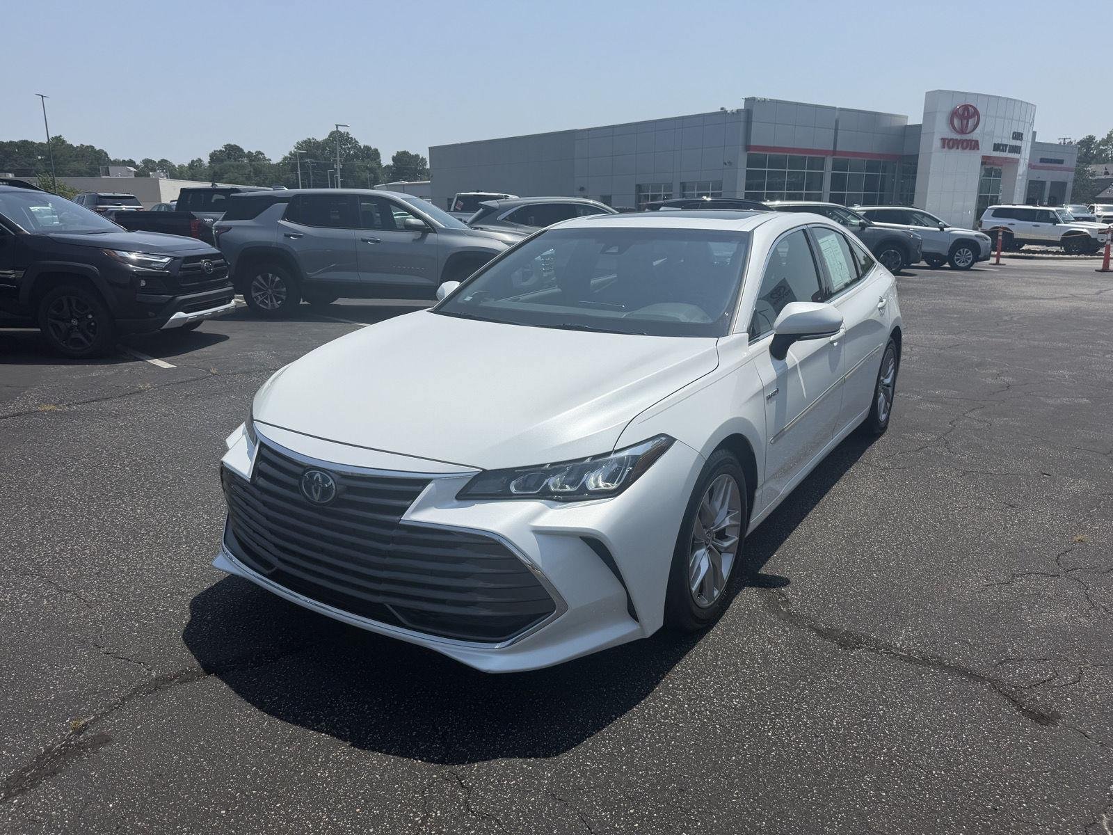 Used 2020 Toyota Avalon XLE w/ Moonroof Package FWD image 3