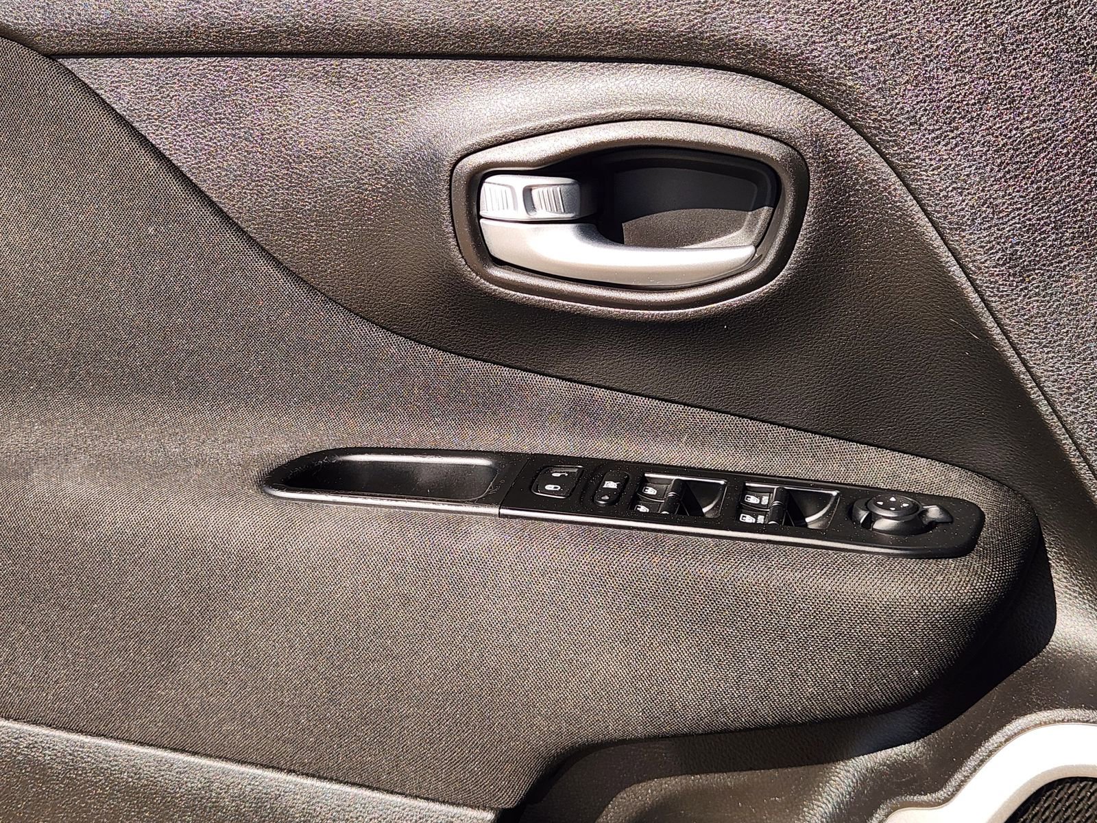 Used 2021 Jeep Renegade Latitude FWD image 23