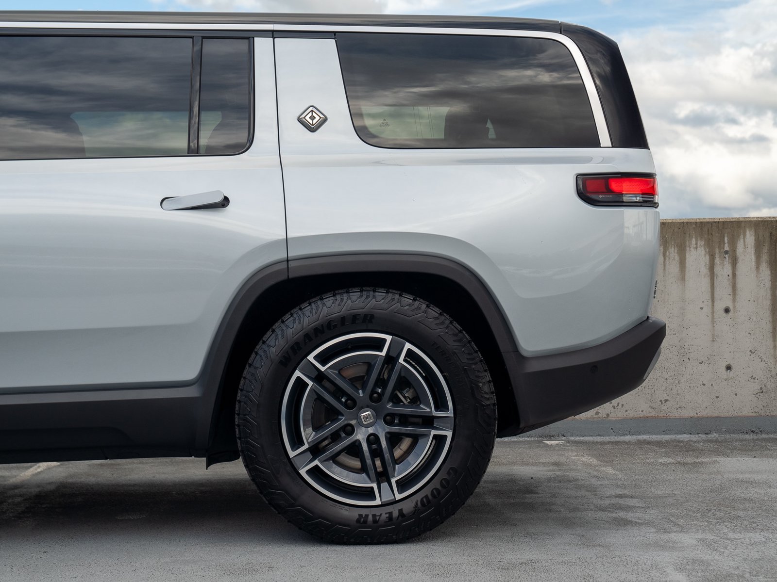 Used 2025 Rivian R1S Adventure Dual AWD/4WD image 12
