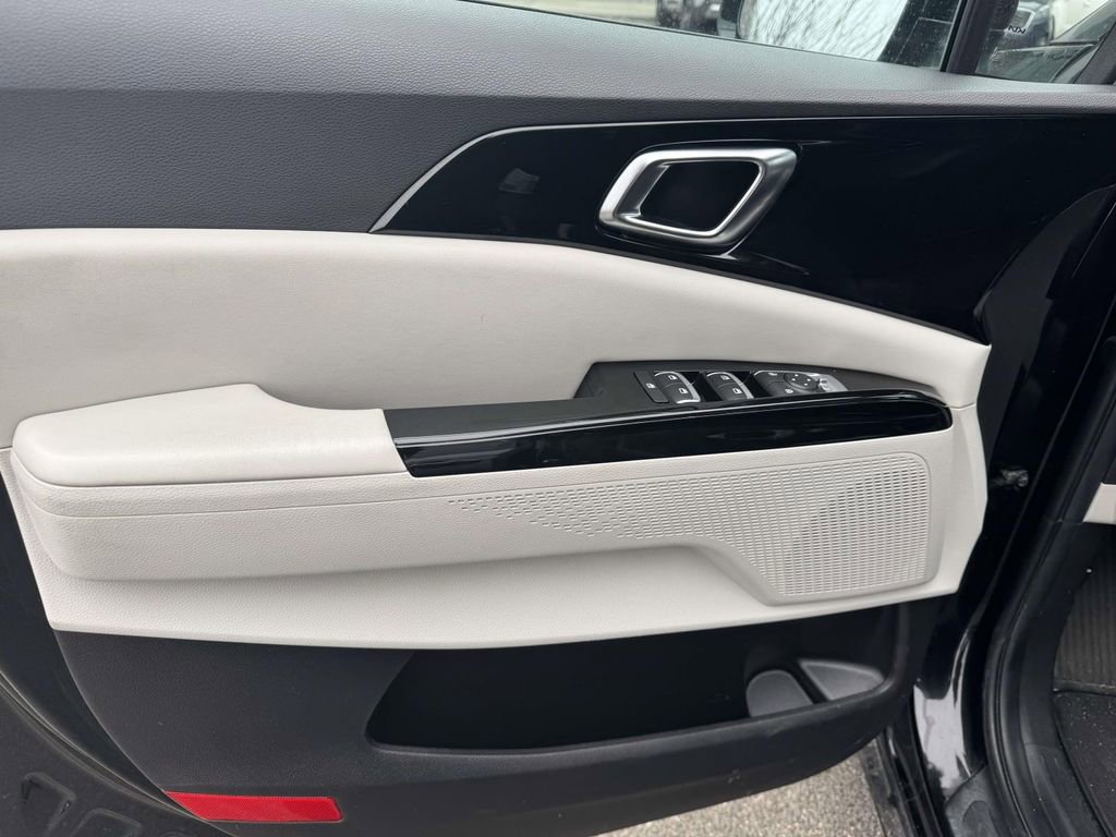 Used 2023 Kia Carnival EX image 15