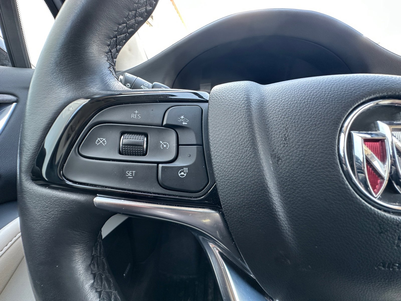 Used 2024 Buick Enclave Avenir w/ Avenir Technology Package image 27