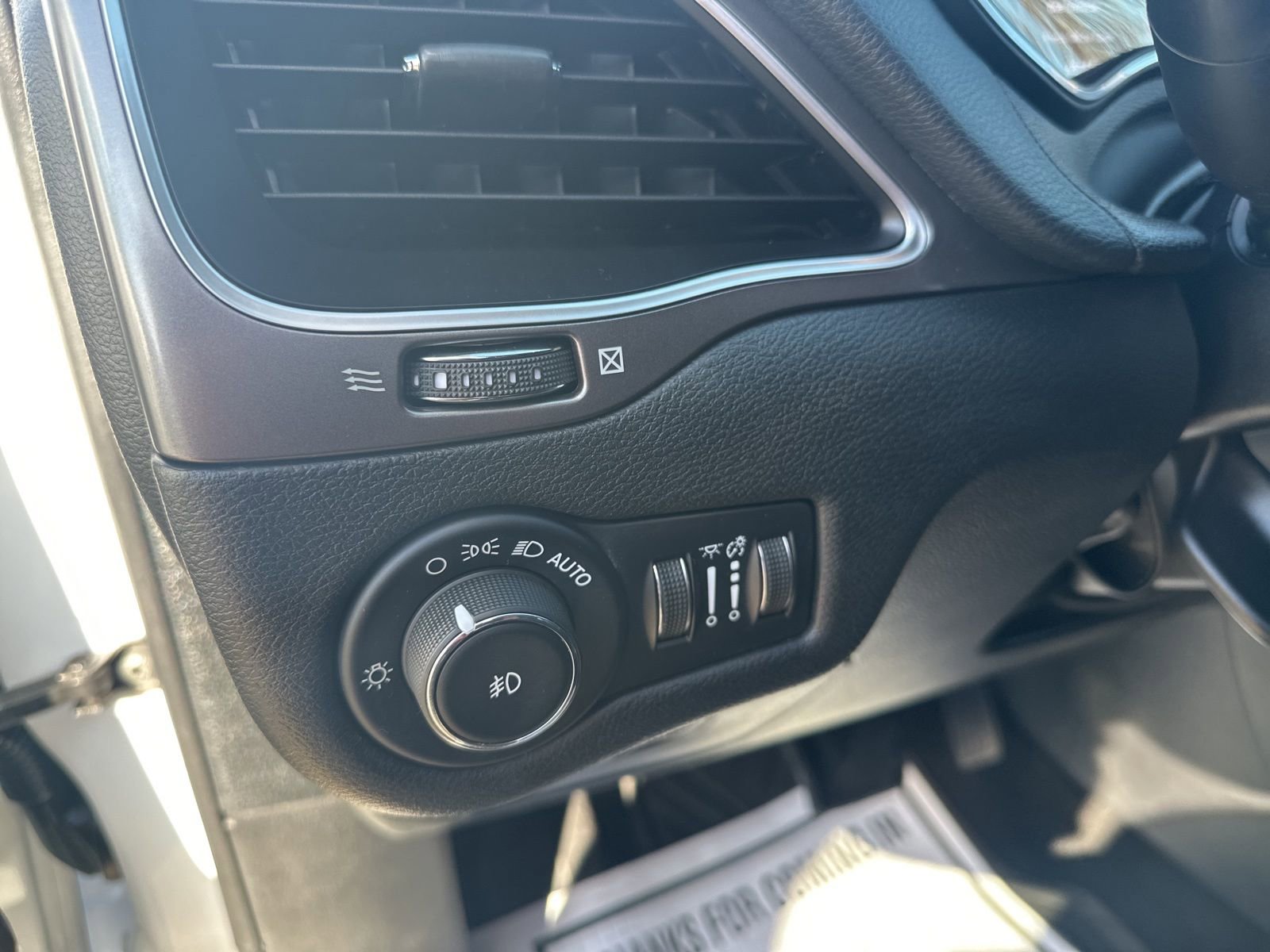 Used 2020 Jeep Cherokee Latitude Plus image 11