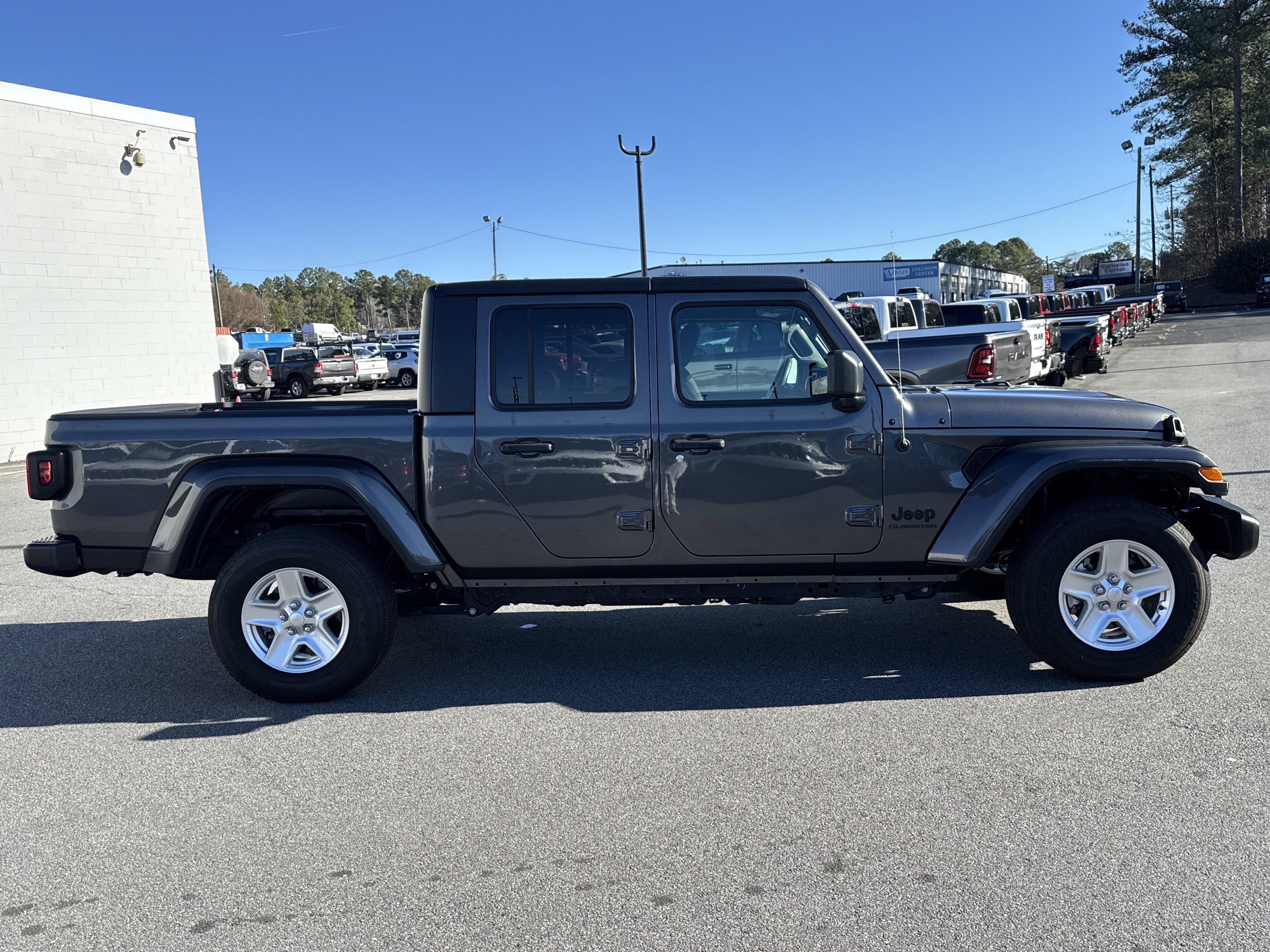 Used 2022 Jeep Gladiator Sport image 2