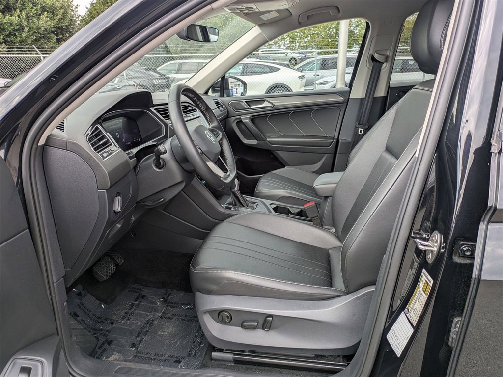 Used 2024 Volkswagen Tiguan SE image 21