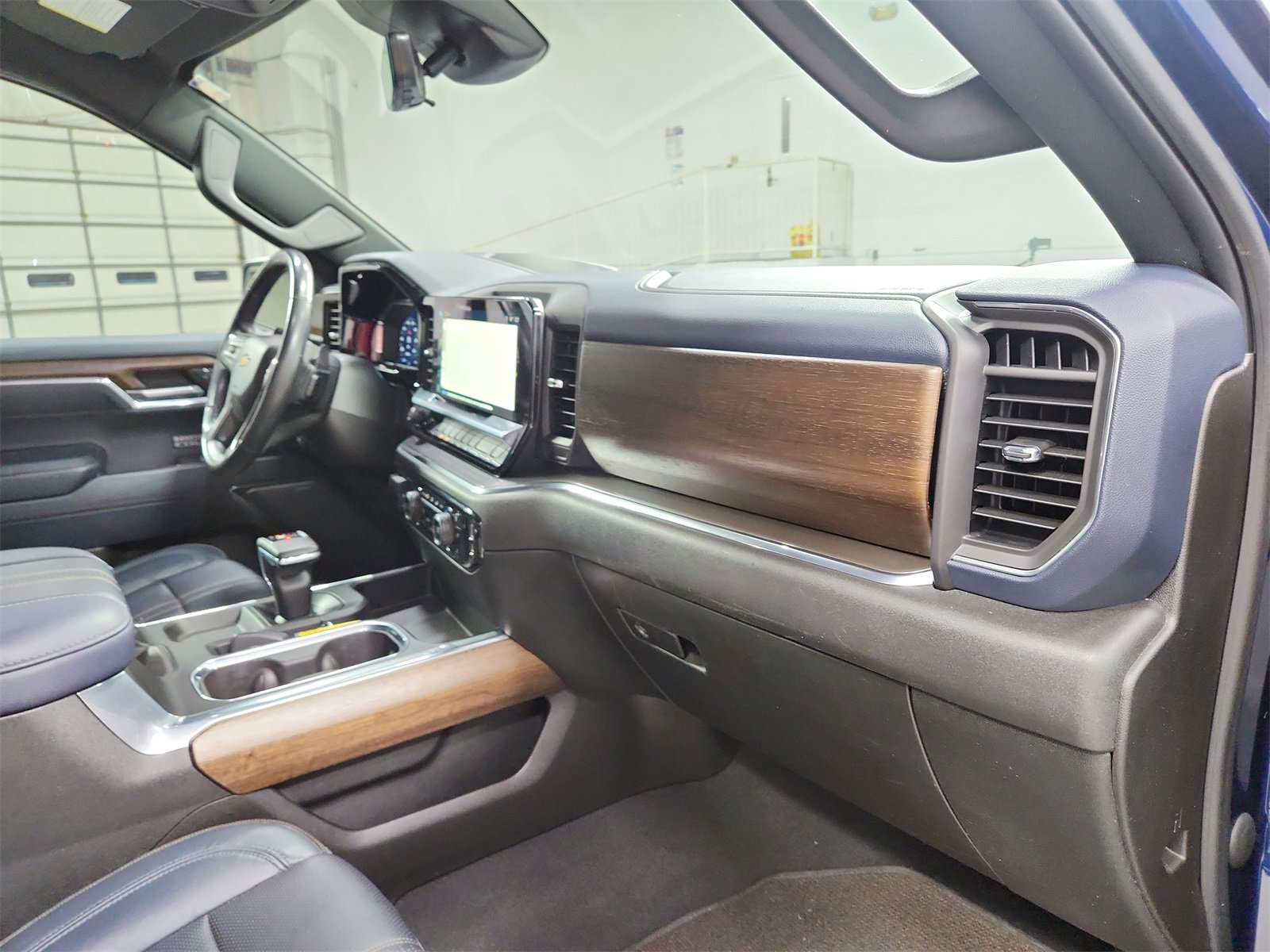 Used 2023 Chevrolet Silverado 1500 High Country w/ Technology Package image 39