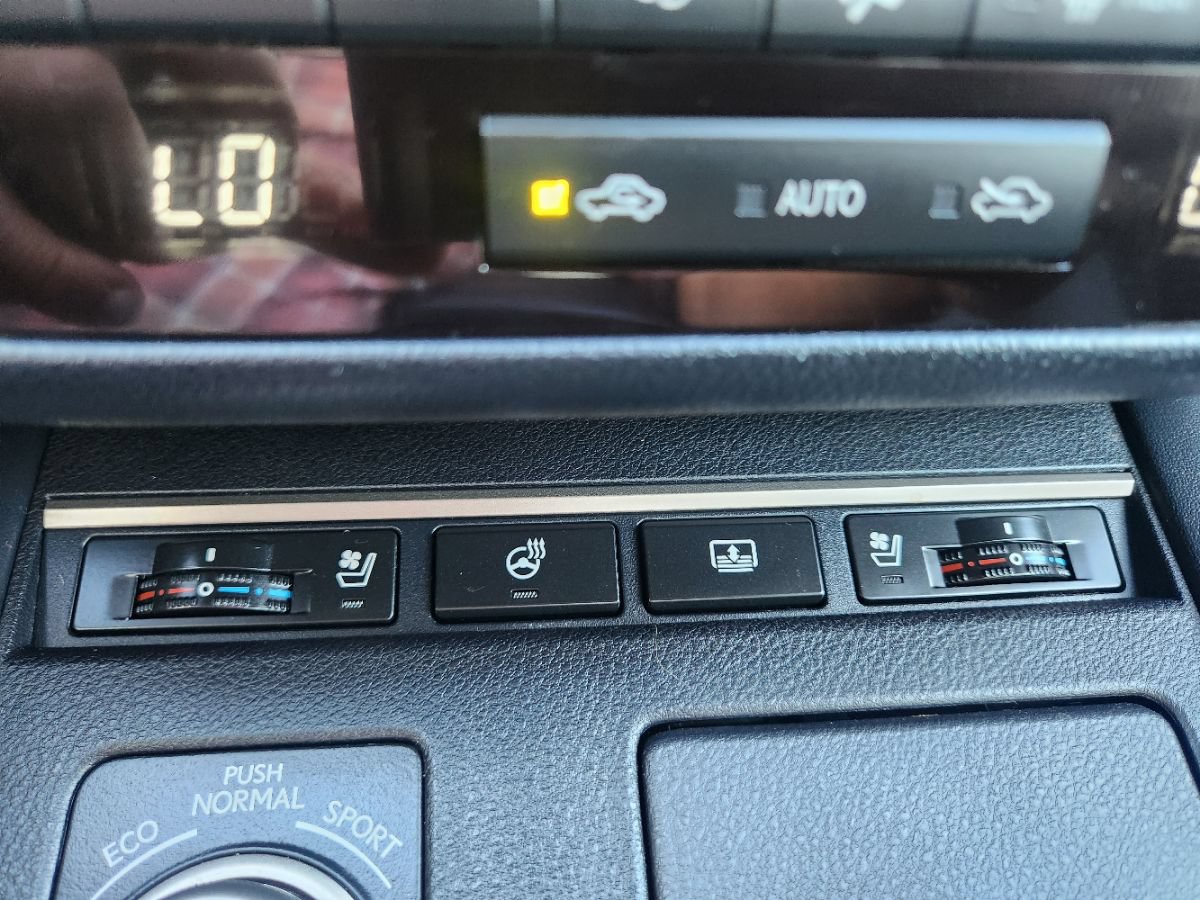 Used 2018 Lexus ES 300h w/ Luxury Package FWD image 16
