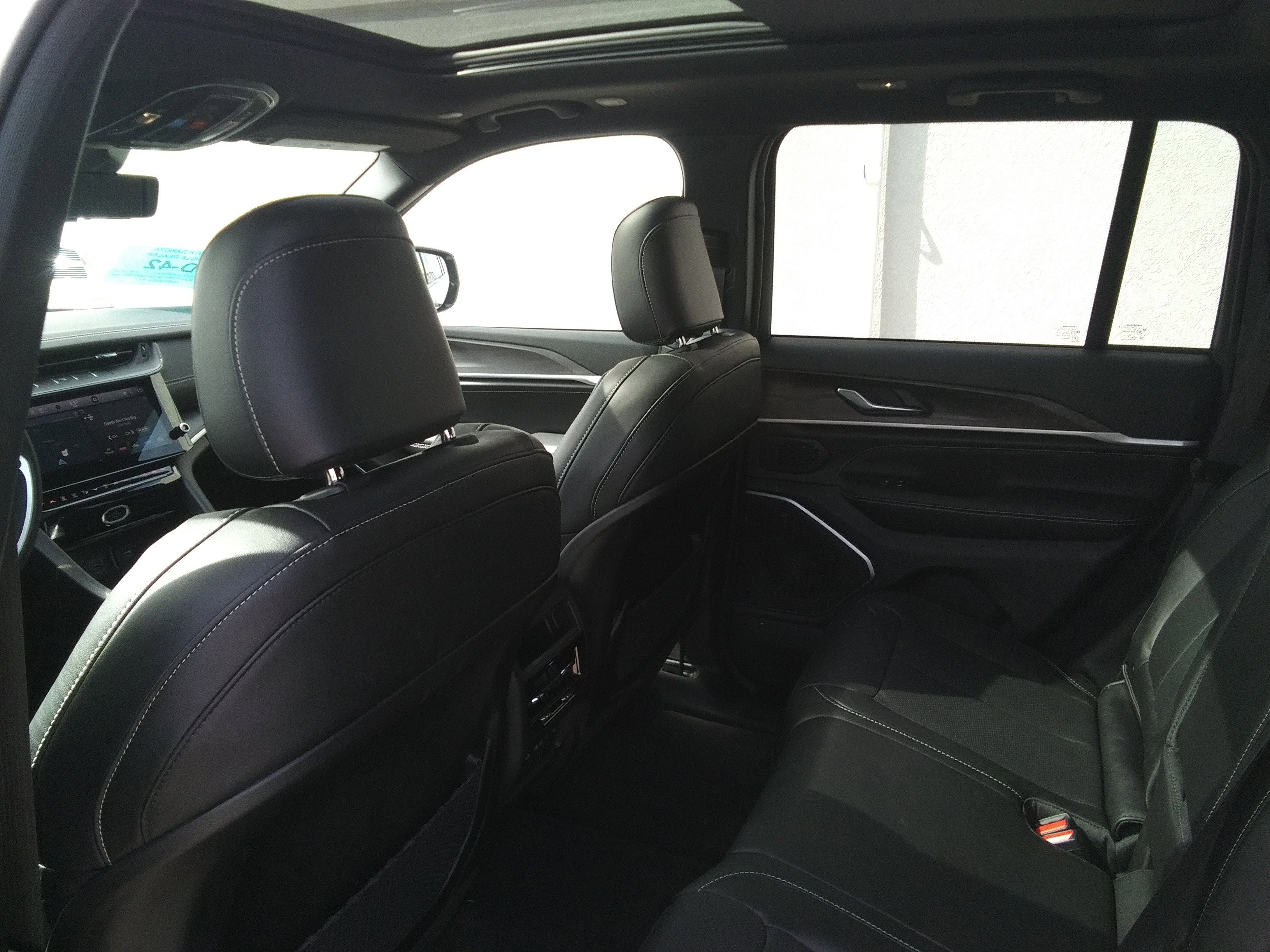 Used 2026 Jeep Grand Cherokee Limited AWD/4WD image 10
