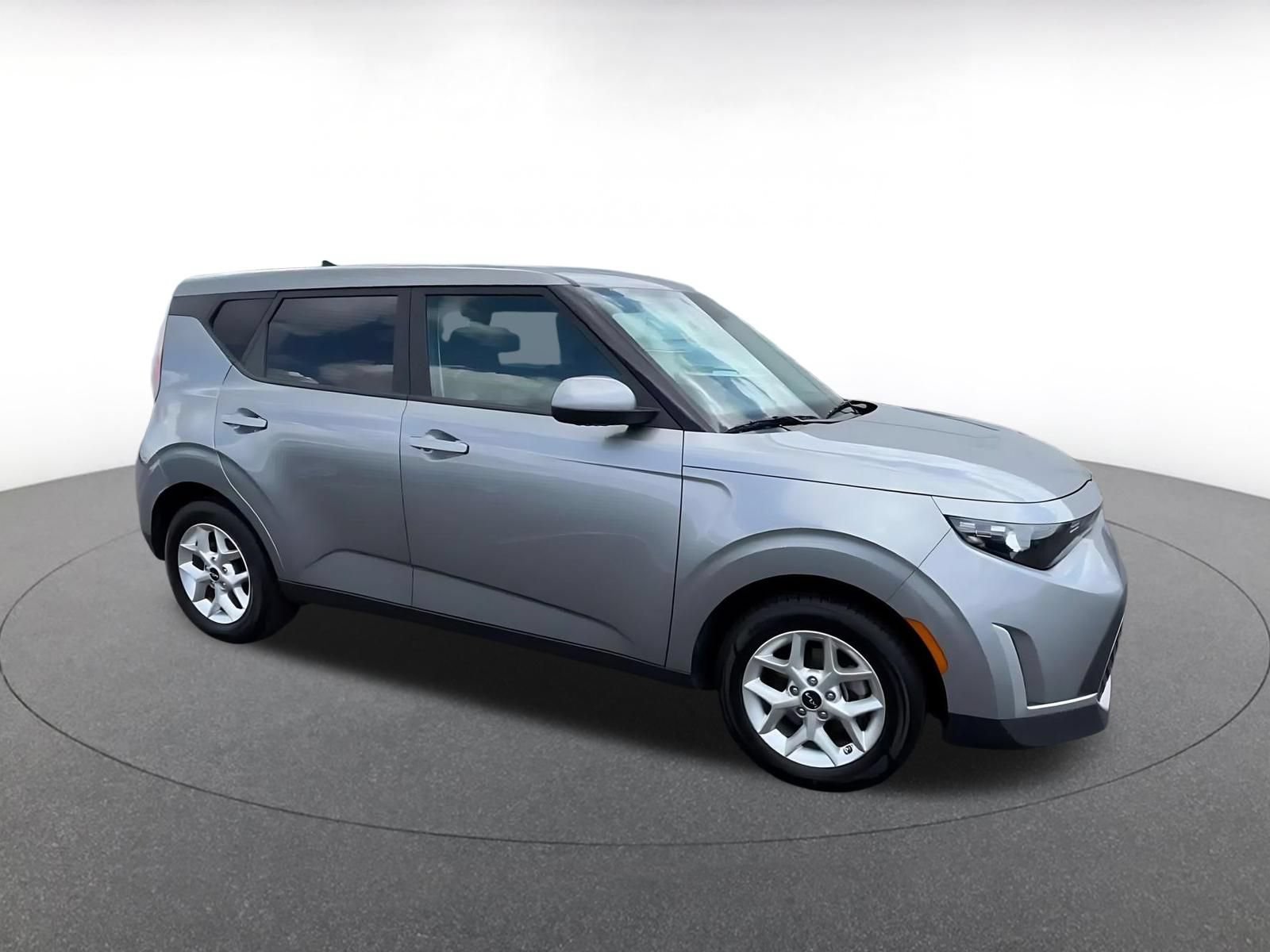 Used 2025 Kia Soul LX w/ LX Technology Package FWD image 2
