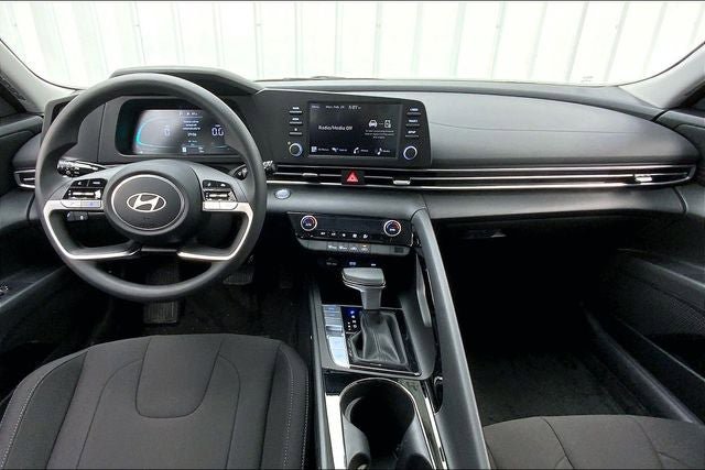 Used 2025 Hyundai Elantra Blue image 6