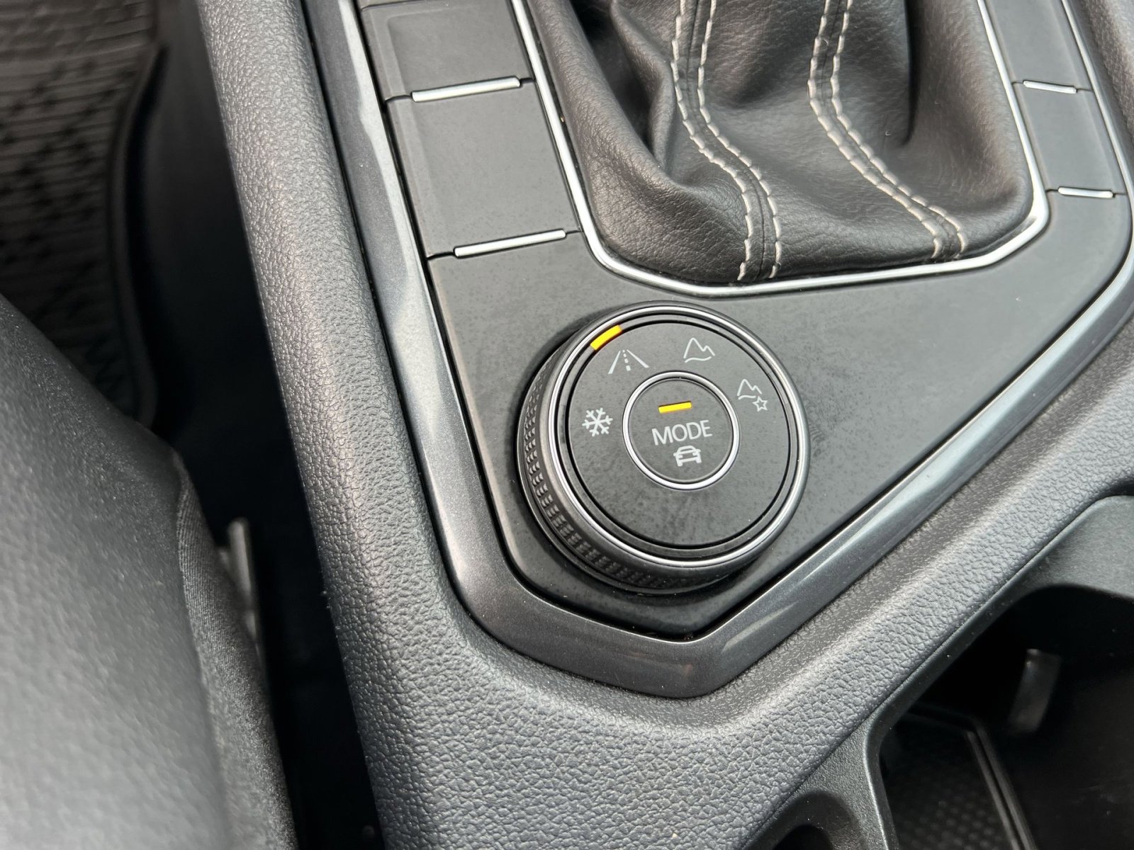 Used 2022 Volkswagen Tiguan SE w/ Panoramic Sunroof Package image 32