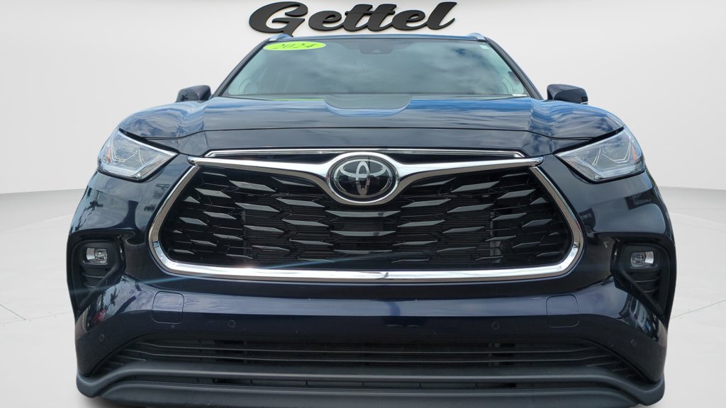 Used 2024 Toyota Highlander Limited FWD image 3