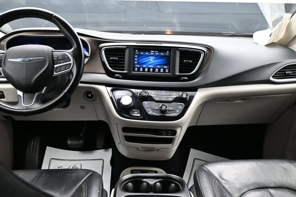 Used 2018 Chrysler Pacifica Touring-L FWD image 18