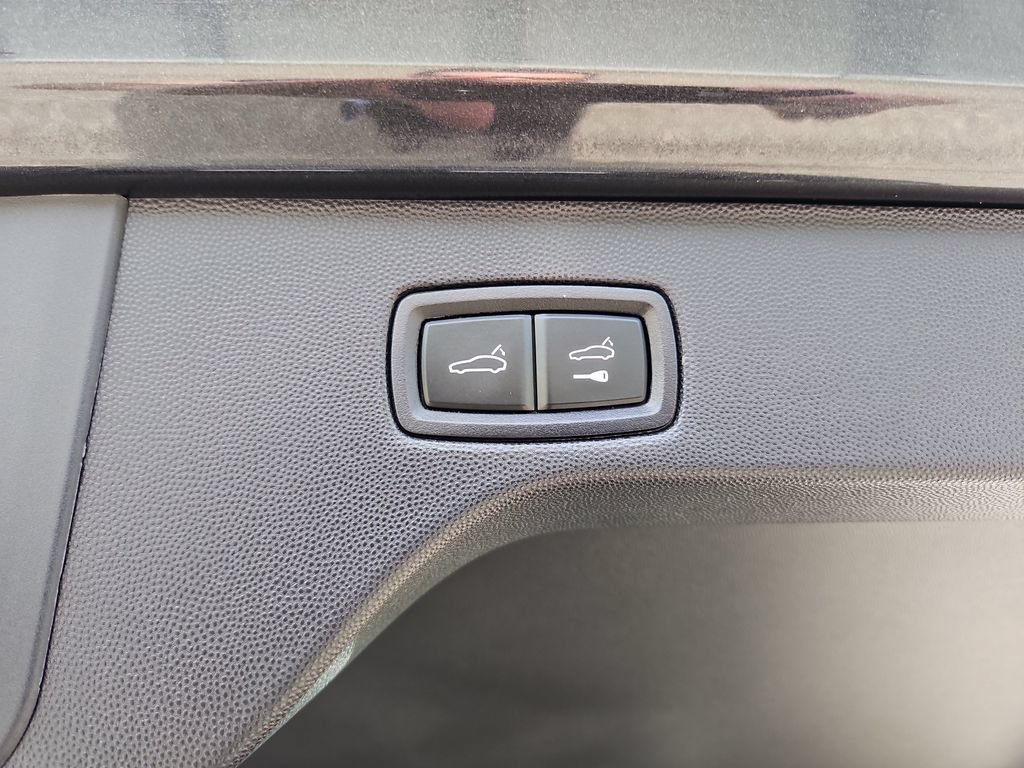 Certified 2025 Porsche Macan 4S Electric AWD/4WD image 28