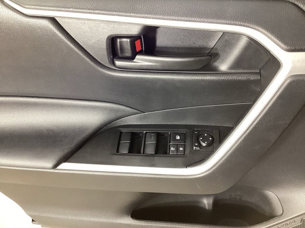 Used 2021 Toyota RAV4 LE AWD/4WD image 13