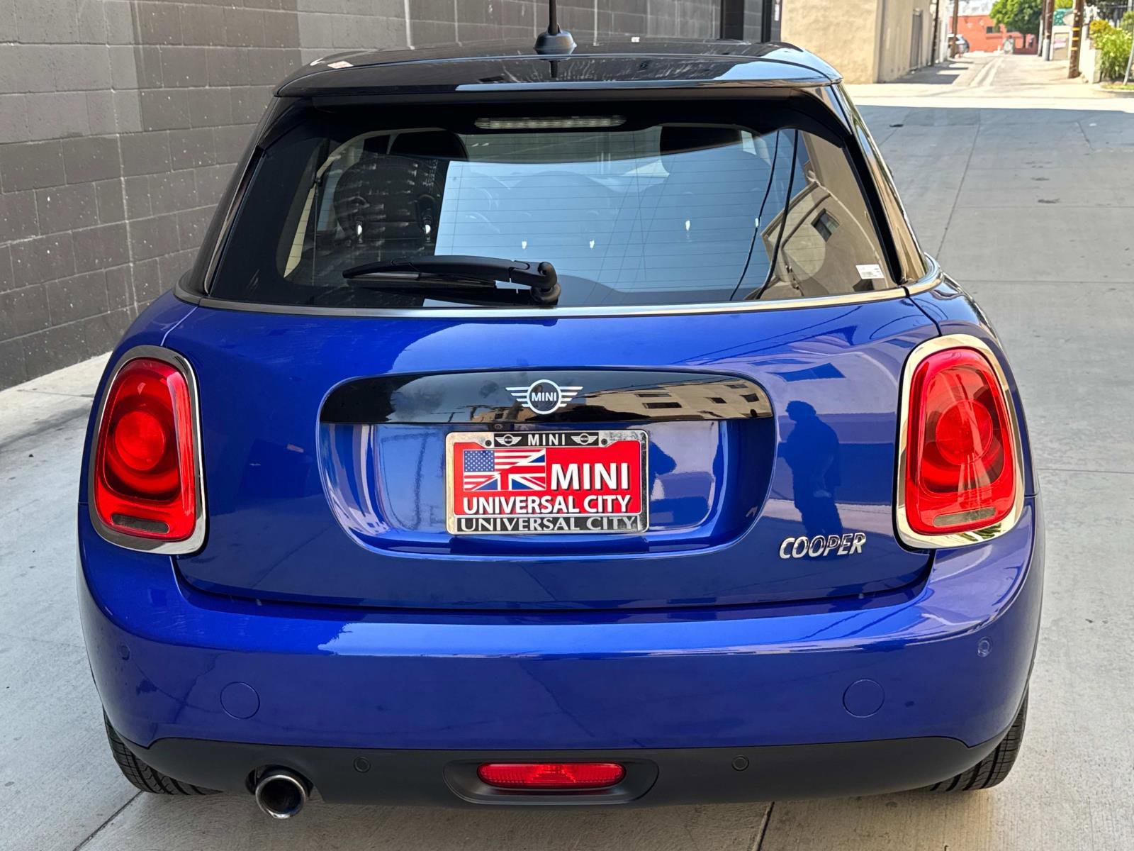 Used 2019 MINI Cooper 4-Door Hardtop w/ Signature Upholstery Package image 3