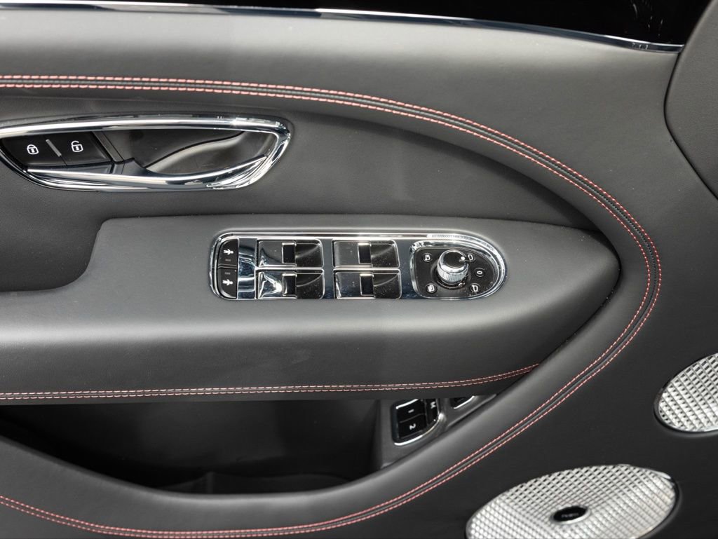 Used 2025 Bentley Bentayga V8 image 24