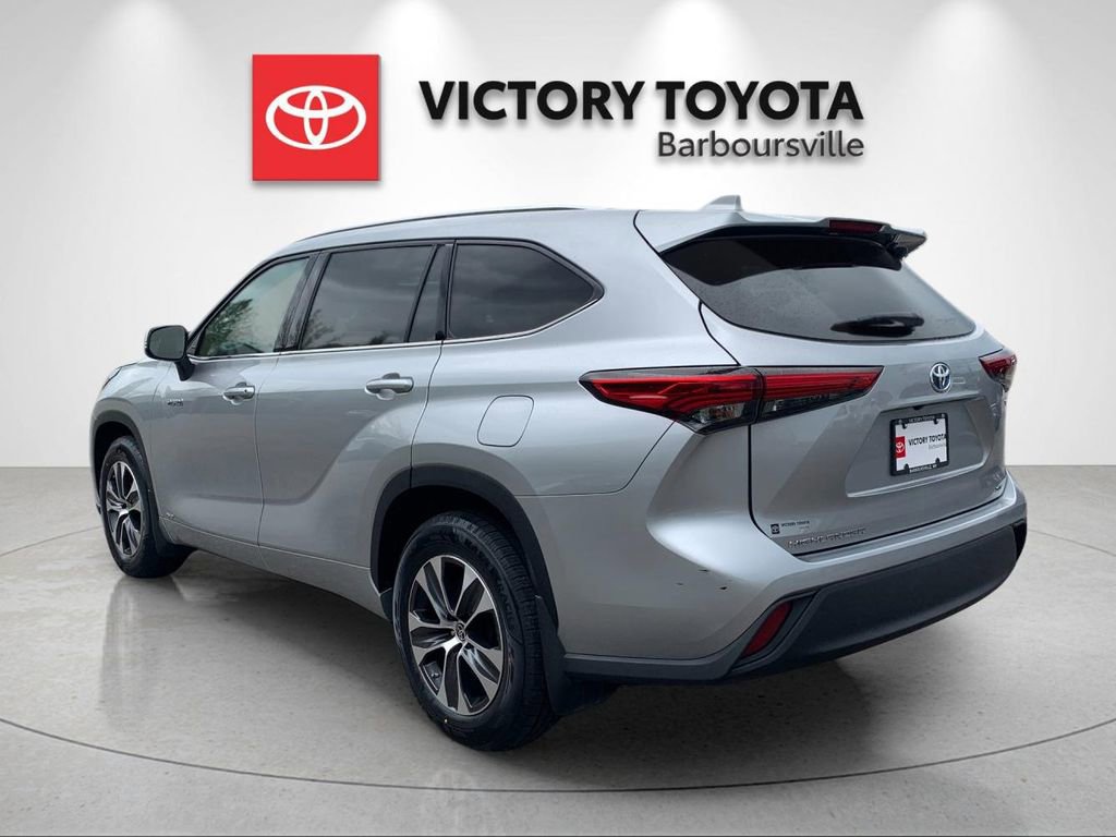 Used 2021 Toyota Highlander XLE AWD/4WD image 3
