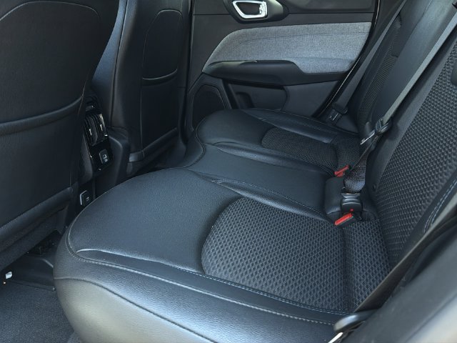 Used 2025 Jeep Compass Latitude AWD/4WD image 19