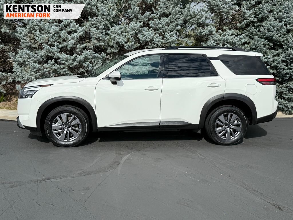Used 2025 Nissan Pathfinder SV image 4