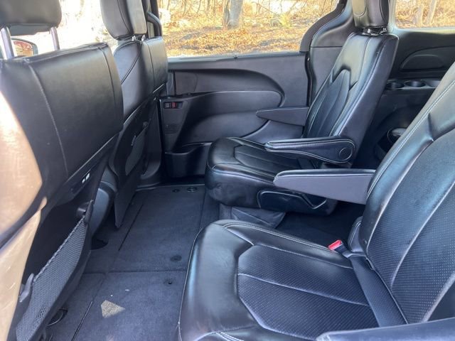 Used 2025 Chrysler Pacifica Select image 18