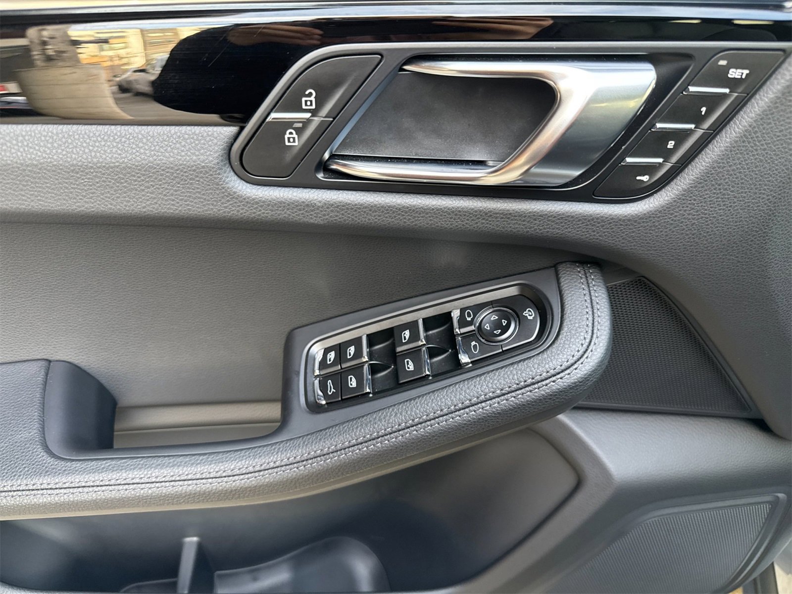 Used 2025 Porsche Macan image 12