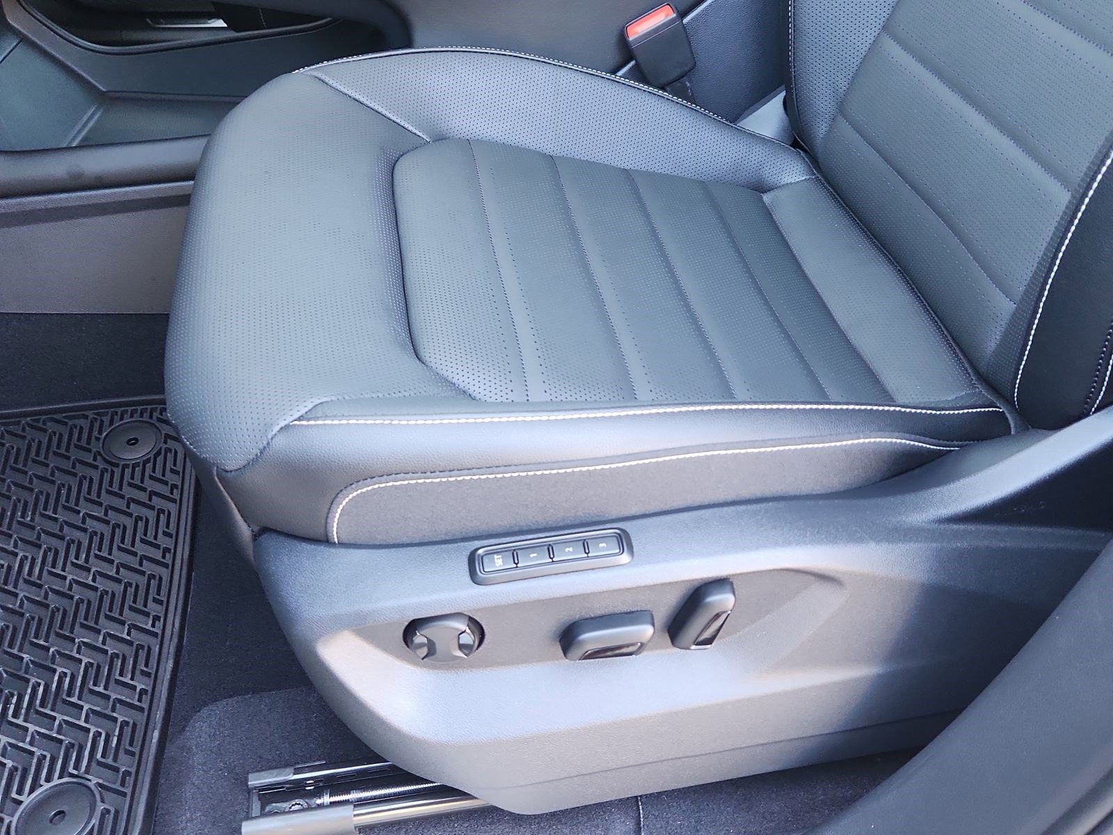 New 2025 Volkswagen Atlas SEL image 8