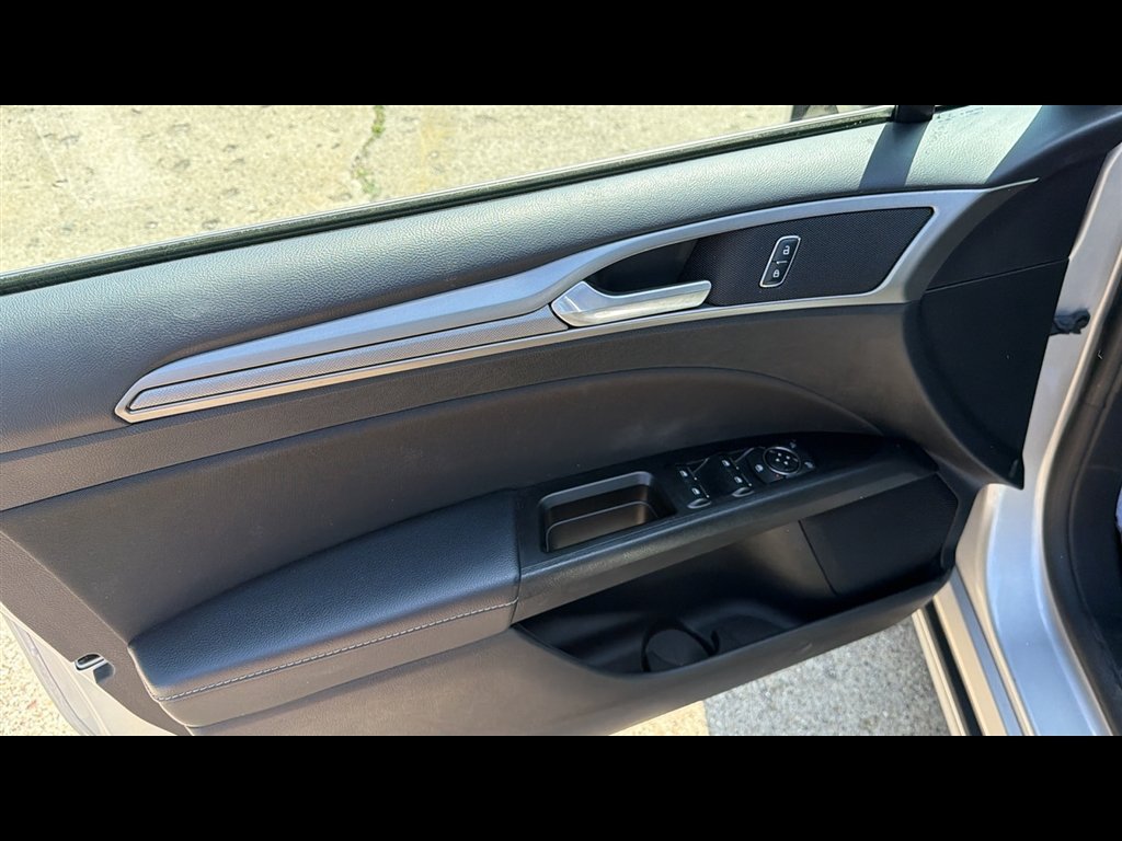 Used 2017 Ford Fusion SE w/ Fusion SE Technology Package FWD image 7