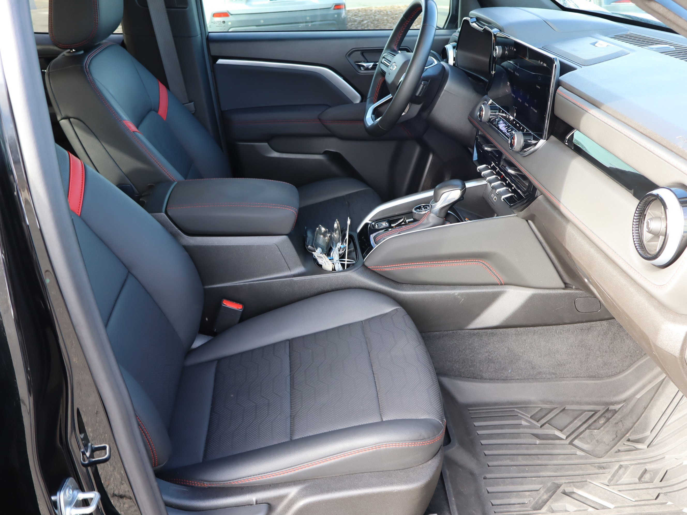 Certified 2025 Chevrolet Colorado Z71 w/ Midnight Edition image 37