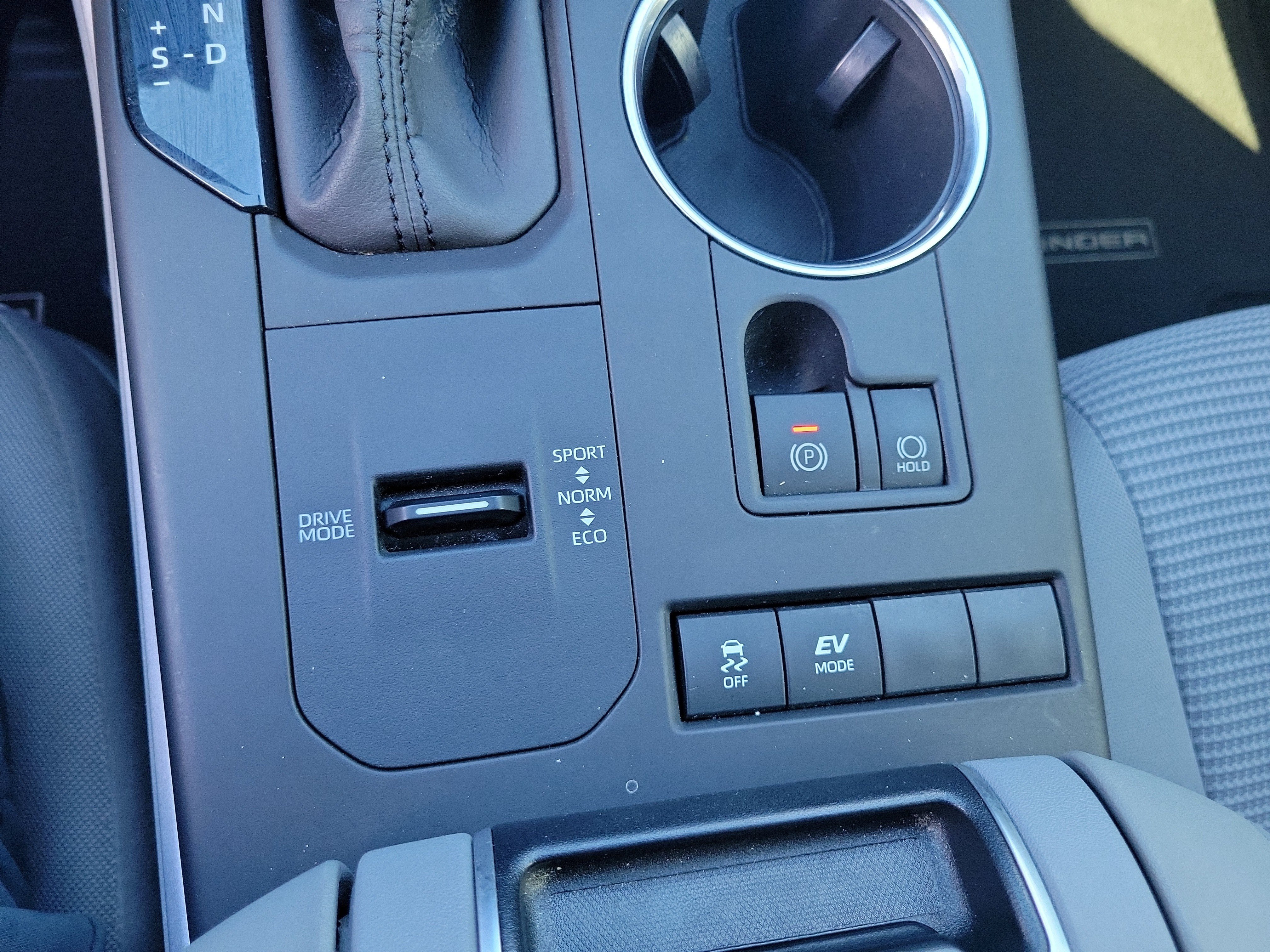 Used 2020 Toyota Highlander LE FWD image 29