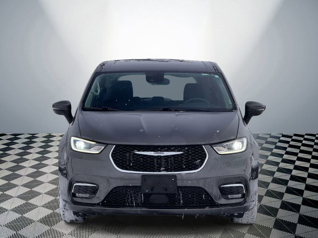 Used 2023 Chrysler Pacifica Touring-L image 2