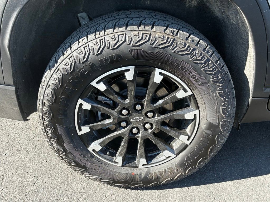 Used 2025 Chevrolet Traverse Z71 image 13