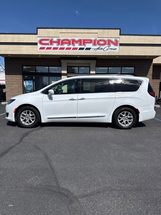 Used 2020 Chrysler Pacifica Touring-L FWD image 2