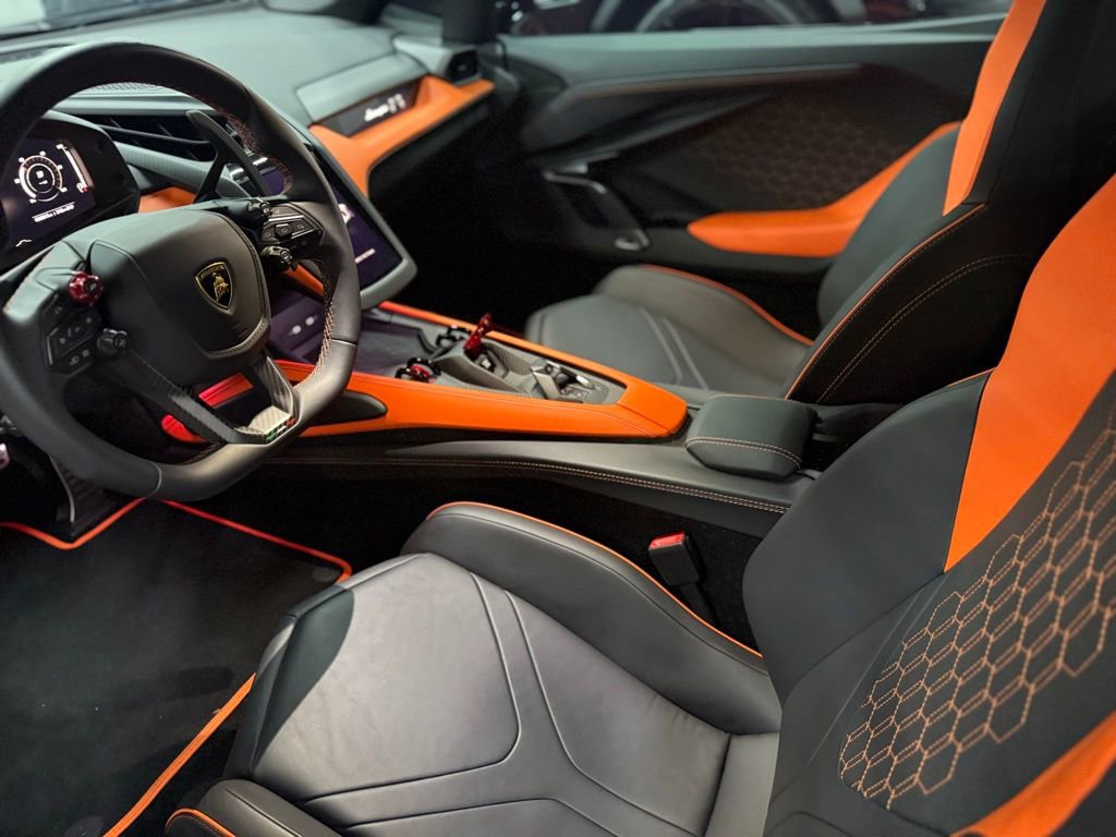 Used 2025 Lamborghini Revuelto image 18