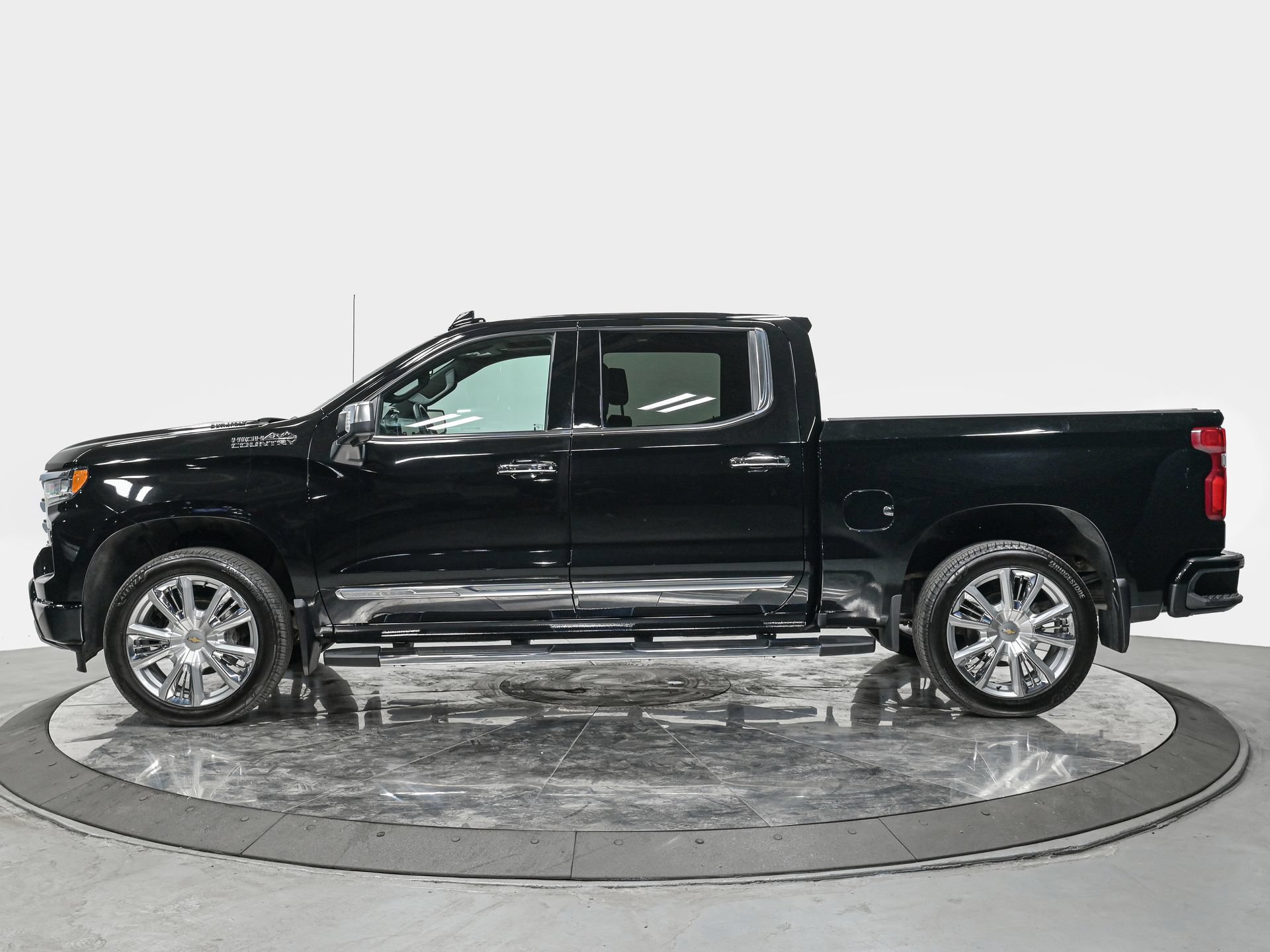Used 2025 Chevrolet Silverado 1500 High Country w/ High Country Premium Package AWD/4WD image 2