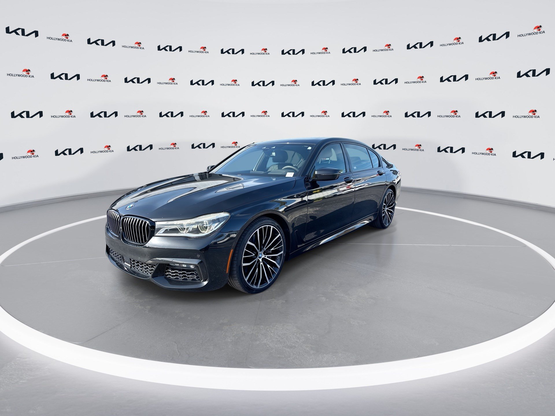 Used 2019 BMW 750i w/ M Sport Package RWD image 4